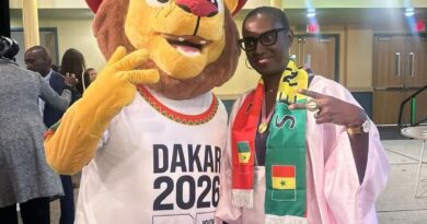 New-York: la ministre de la jeunesse et des sports, Djireye Clotilde COLY pose avec AYO la mascotte des JOJ Dakar 2026 New-York: la ministre de la jeunesse et des sports, Djireye Clotilde COLY pose avec AYO la mascotte des JOJ Dakar 2026