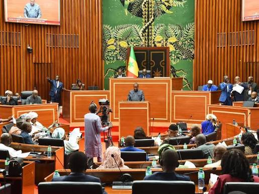 Révision constitutionnelle : les députés en plénière, lundi, le gouvernement invite à une large concertation