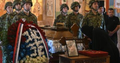 Obsèques de Ratko Mladic : des milliers de personnes rassemblées à Belgrade, Bruxelles condamne sa « glorification »