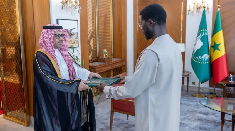 Palais : six nouveaux ambassadeurs présentent leurs lettres de créance à Bassirou Diomaye Faye