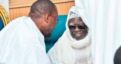 SUR FOND DE DIFFÉREND ENTRE L&rsquo;EXÉCUTIF ET LE LÉGISLATIF: Sonko chez le Khalife général des mourides, une audience nocturne à huis clos
