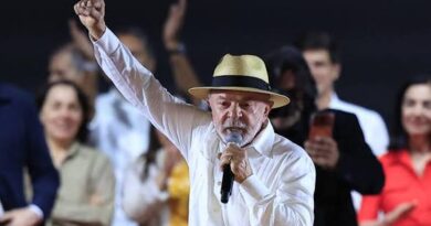 Brésil: Lula réélu président contre toute attente